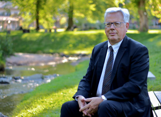 Einfühlsamer Trauerredner und Sänger aus der Region Karlsruhe